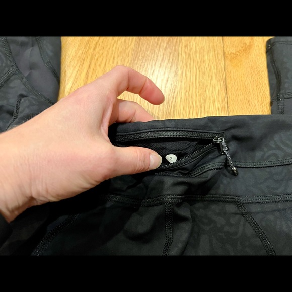 Lululemon run inspire crop II size 2 - special edition rare embossed camo print - Picture 4 of 9